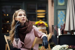 Портрет красивой стильной молодой женщины сидя в кафе улицы в сторону смотреть модель детеныши женщины уклада жизни города красот стоковые фото Портрет красивой стильной молодой женщины сидя в кафе улицы в сторону смотреть модель детеныши женщины уклада жизни города красот стоковые фото