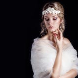 Портрет красивой счастливой нежной невесты женщин в белых волосах свадьбы салона c платья свадьбы красивых с белыми цветками в ей стоковое изображение Портрет красивой счастливой нежной невесты женщин в белых волосах свадьбы салона c платья свадьбы красивых с белыми цветками в ей стоковое изображение