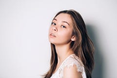 Портрет красивой усмехаясь женщины на белой предпосылке Конец-вверх, горизонтальный, побежка copys стоковое фото rf Портрет красивой усмехаясь женщины на белой предпосылке Конец-вверх, горизонтальный, побежка copys стоковое фото rf