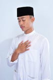 Портрет красивых молодых мусульман более терпелив голодая в kareem ramadan стоковые изображения Портрет красивых молодых мусульман более терпелив голодая в kareem ramadan стоковые изображения