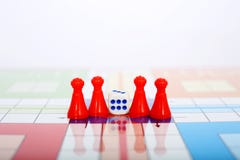 Портрет красных пешек с костью на настольной игре стоковые изображения rf Портрет красных пешек с костью на настольной игре стоковые изображения rf