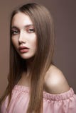 Портрет красоты моды девушка в розовом платье стоковое фото Портрет красоты моды девушка в розовом платье стоковое фото