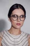 Портрет красоты молодой элегантной женщины в eyeglass, изолированный на белой предпосылке Вертикальный взгляд стоковое изображение rf Портрет красоты молодой элегантной женщины в eyeglass, изолированный на белой предпосылке Вертикальный взгляд стоковое изображение rf