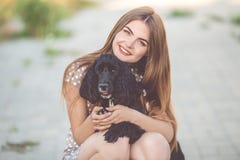 Портрет крупного плана милой девушки подростка с черной собакой spaniel кокерспаниеля стоковое изображение rf Портрет крупного плана милой девушки подростка с черной собакой spaniel кокерспаниеля стоковое изображение rf