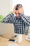 Портрет крупного плана, усиленный молодой человек, сотрясенный удивленный, страшить и нарушенный, чего он видит на его сотовом те стоковые изображения rf Портрет крупного плана, усиленный молодой человек, сотрясенный удивленный, страшить и нарушенный, чего он видит на его сотовом те стоковые изображения rf