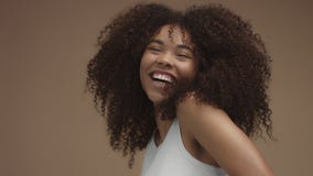 Портрет крупного плана slowmotion чернокожей женщины laughin с вьющиеся волосы сток-видео Портрет крупного плана slowmotion чернокожей женщины laughin с вьющиеся волосы сток-видео