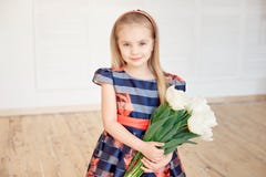 Портрет маленького усмехаясь ребенка девушки в красочном платье стоковое изображение Портрет маленького усмехаясь ребенка девушки в красочном платье стоковое изображение