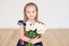 Портрет маленького усмехаясь ребенка девушки в красочном платье стоковое фото rf Портрет маленького усмехаясь ребенка девушки в красочном платье стоковое фото rf