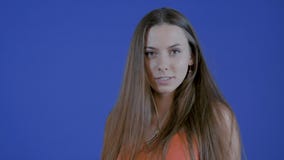 Портрет маленькой девочки которая показывает длинные красивые волосы Конец-вверх акции видеоматериалы Портрет маленькой девочки которая показывает длинные красивые волосы Конец-вверх акции видеоматериалы