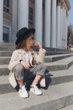 Портрет маленькой девочки на улице стоковое фото rf Портрет маленькой девочки на улице стоковое фото rf
