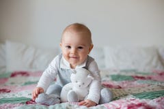 Портрет милого младенческого ребёнка принципиальная схема детства счастливая Стоковое Изображение RF Портрет милого младенческого ребёнка принципиальная схема детства счастливая Стоковое Изображение RF