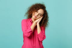 Портрет милой африканской девушки в случайных одеждах отдыхая спать с руками около стороны изолированной на голубой бирюзе стоковые фото Портрет милой африканской девушки в случайных одеждах отдыхая спать с руками около стороны изолированной на голубой бирюзе стоковые фото