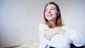 Портрет милой девушки который через шлемофон bluetooth с улыбкой c стоковая фотография Портрет милой девушки который через шлемофон bluetooth с улыбкой c стоковая фотография