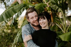Портрет милой современной кавказской красивой молодой дамы Девушки Пары Hugging и целовать парня Гай взрослого 2 в любов в Na стоковое фото rf Портрет милой современной кавказской красивой молодой дамы Девушки Пары Hugging и целовать парня Гай взрослого 2 в любов в Na стоковое фото rf
