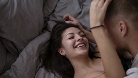 Портрет милых молодых пар обнимая на серой кровати и имея потеху на выходных совместно Красивый брюнет лаская ее акции видеоматериалы Портрет милых молодых пар обнимая на серой кровати и имея потеху на выходных совместно Красивый брюнет лаская ее акции видеоматериалы
