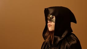 Портрет модели хеллоуина ужаса - сатанинский предназначенный для подростков священник или друид девушки 4k UHD видеоматериал Портрет модели хеллоуина ужаса - сатанинский предназначенный для подростков священник или друид девушки 4k UHD видеоматериал