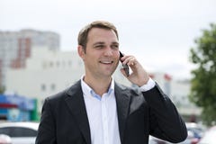Портрет молодого бизнесмена в темном костюме и белой рубашке стоковая фотография rf Портрет молодого бизнесмена в темном костюме и белой рубашке стоковая фотография rf