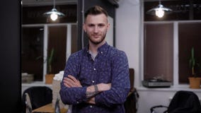 Портрет молодого красивого человека одел в вскользь рубашке представляя в стильном современном интерьере парикмахерскаи уверенно акции видеоматериалы Портрет молодого красивого человека одел в вскользь рубашке представляя в стильном современном интерьере парикмахерскаи уверенно акции видеоматериалы