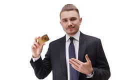 Портрет молодого уверенно bussinessman, держа карточку золота в его правой руке стоковые фото Портрет молодого уверенно bussinessman, держа карточку золота в его правой руке стоковые фото