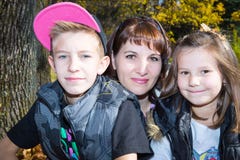 Портрет молодой красивой усмехаясь женщины с длинными волосами и внешнее Счастливая мама и девушка детей обнимая на природе стоковое фото Портрет молодой красивой усмехаясь женщины с длинными волосами и внешнее Счастливая мама и девушка детей обнимая на природе стоковое фото