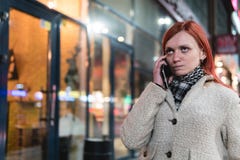 Портрет мобильного телефона удерживания молодой женщины в руках на улице летом, смотря раздражанное выражение, гнев, раздражение, стоковые фотографии rf Портрет мобильного телефона удерживания молодой женщины в руках на улице летом, смотря раздражанное выражение, гнев, раздражение, стоковые фотографии rf