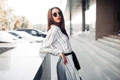 Портрет моды образа жизни лета солнечный молодой стильной женщины идя на улицу, нося милого ультрамодного обмундирования битника стоковая фотография Портрет моды образа жизни лета солнечный молодой стильной женщины идя на улицу, нося милого ультрамодного обмундирования битника стоковая фотография