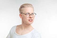 Портрет молодого белокурого человека с здоровой чистой кожей На белизне Стоковые Фото Портрет молодого белокурого человека с здоровой чистой кожей На белизне Стоковые Фото