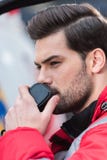 портрет молодого красивого мужского медсотрудника стоя близко машина скорой помощи и говорить стоковая фотография портрет молодого красивого мужского медсотрудника стоя близко машина скорой помощи и говорить стоковая фотография