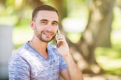 Портрет молодого красивого молодого человека говоря на сотовом телефоне стоковые изображения Портрет молодого красивого молодого человека говоря на сотовом телефоне стоковые изображения