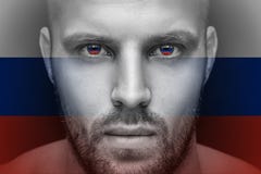 Портрет молодого серьезного человека, в глазах которого отражен национальный флаг стоковые изображения Портрет молодого серьезного человека, в глазах которого отражен национальный флаг стоковые изображения