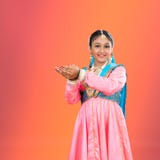 Портрет молодого танцора Kathak классического индийского стоковые фото Портрет молодого танцора Kathak классического индийского стоковые фото