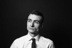 Портрет молодого человека в белых рубашке и черном галстуке стоковая фотография Портрет молодого человека в белых рубашке и черном галстуке стоковая фотография