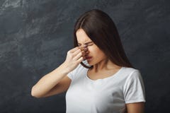 Портрет молодой женщины имеет головную боль стоковые фотографии rf Портрет молодой женщины имеет головную боль стоковые фотографии rf