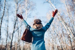 Портрет молодой красивой женщины в пальто осени blye r стоковые изображения Портрет молодой красивой женщины в пальто осени blye r стоковые изображения