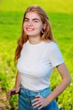 Портрет молодой красивой женщины с деревянными тоннелями в ее e стоковые изображения rf Портрет молодой красивой женщины с деревянными тоннелями в ее e стоковые изображения rf