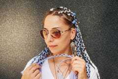 Портрет молодой счастливой красивой девушки в солнечных очках с заплетенными волосами с kenekalon, много длинных красочных косиче стоковое фото rf Портрет молодой счастливой красивой девушки в солнечных очках с заплетенными волосами с kenekalon, много длинных красочных косиче стоковое фото rf