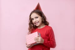 Портрет на изолированной предпосылке счастливого ребёнка с подарком b стоковые фотографии rf Портрет на изолированной предпосылке счастливого ребёнка с подарком b стоковые фотографии rf