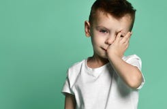 Портрет несчастной грустной пробуренной головы склонности мальчика ребенк на ладони смотря с осадкой стоковые фотографии rf Портрет несчастной грустной пробуренной головы склонности мальчика ребенк на ладони смотря с осадкой стоковые фотографии rf