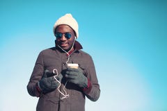 Портрет образа жизни музыки свободного молодого африканского человека слушая стоковая фотография rf Портрет образа жизни музыки свободного молодого африканского человека слушая стоковая фотография rf