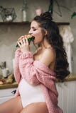 Портрет очень красивой стильной беременной женщины с большим животом и с толстыми длинными волосами в белом bodysuit, будущем стоковые фото Портрет очень красивой стильной беременной женщины с большим животом и с толстыми длинными волосами в белом bodysuit, будущем стоковые фото