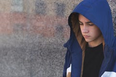 Портрет подавленного грустного подростка на темной предпосылке, подростковая концепция проблемы стоковые изображения Портрет подавленного грустного подростка на темной предпосылке, подростковая концепция проблемы стоковые изображения