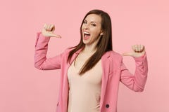 Портрет положения куртки жизнерадостной смешной женщины нося, указывая большие пальцы руки на себе на пастельной розовой стене стоковая фотография rf Портрет положения куртки жизнерадостной смешной женщины нося, указывая большие пальцы руки на себе на пастельной розовой стене стоковая фотография rf