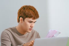 Портрет потревоженного усиленного чувства молодого человека пока работающ thr стоковые изображения rf Портрет потревоженного усиленного чувства молодого человека пока работающ thr стоковые изображения rf
