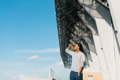 Портрет прекрасного двора красивой афро-американской девушки смотря afar с жестом рукой на предпосылке Стоковые Фото Портрет прекрасного двора красивой афро-американской девушки смотря afar с жестом рукой на предпосылке Стоковые Фото