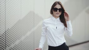 Портрет привлекательной молодой женщины усмехаясь на пляже извлекает солнечные очки крутые сток-видео Портрет привлекательной молодой женщины усмехаясь на пляже извлекает солнечные очки крутые сток-видео