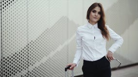Портрет привлекательной молодой женщины усмехаясь на пляже извлекает солнечные очки крутые сток-видео Портрет привлекательной молодой женщины усмехаясь на пляже извлекает солнечные очки крутые сток-видео