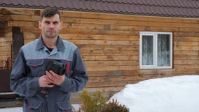 Портрет работника дома который уносит осмотр термальным imager Искать потери видеоматериал Портрет работника дома который уносит осмотр термальным imager Искать потери видеоматериал