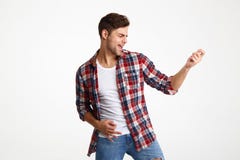 Портрет радостного молодого человека играя на гитаре Стоковые Изображения RF Портрет радостного молодого человека играя на гитаре Стоковые Изображения RF