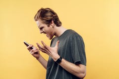 Портрет разочарованного человека говоря на телефоне стоковые изображения Портрет разочарованного человека говоря на телефоне стоковые изображения