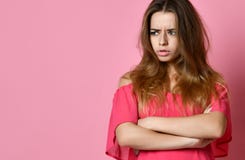 Портрет расстроенного положения женщины с оружиями сложенными и посмотренными прочь стоковая фотография rf Портрет расстроенного положения женщины с оружиями сложенными и посмотренными прочь стоковая фотография rf